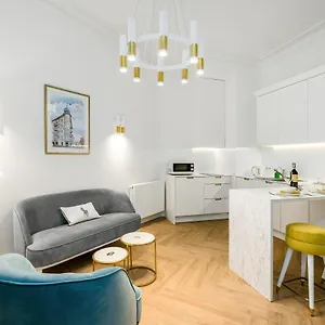Luxurious Studio Old Town By Renters Apartment